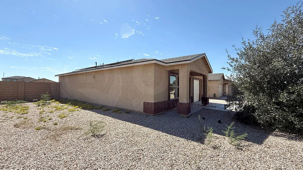 3 bed, 2.0 bath, 1002 sqft, $1,650 — Photo 3
