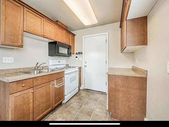 5th image of 986 N Roosevelt Ave #B