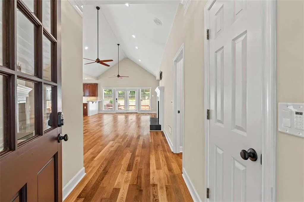 4 bed, 2.5 bath, 2096 sqft, $4,000 — Photo 3