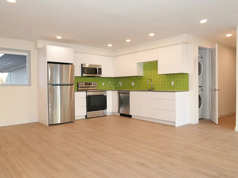 Brand New Luxury Homes! W/D, Balcony & Parking! — Photo 52