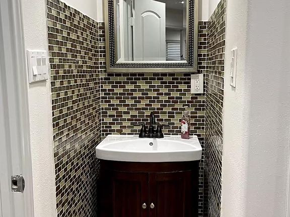 4th image of 2809 Tooke St #4
