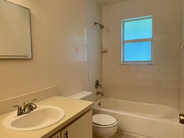 544 SW 35th St #7 — Photo 8