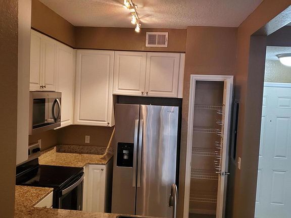 4th image of 8539 GATE Parkway #9112