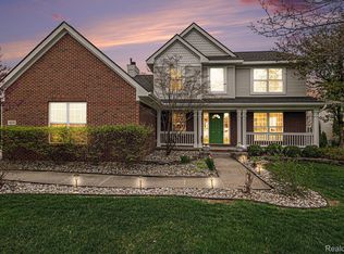 9154 Ambergrove Dr, Howell, MI 48843