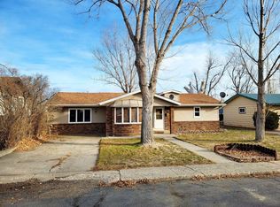 211 1st St, Glendive, MT 59330