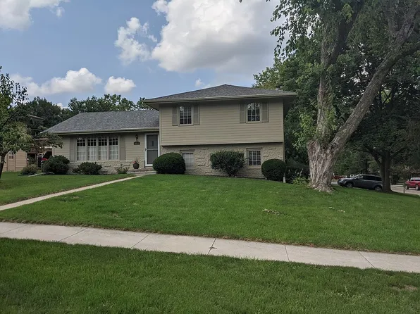 8011 Northwest Dr, Clive, IA 50325