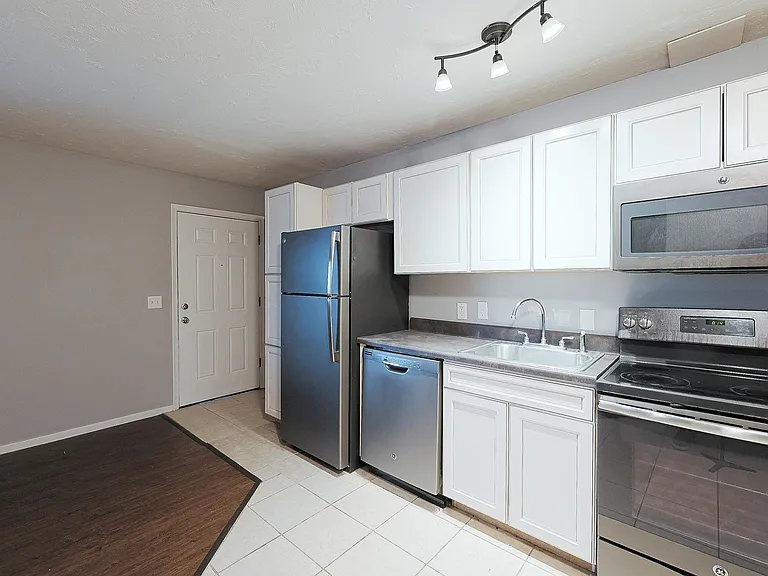 Marshall Apartments — Photo 11