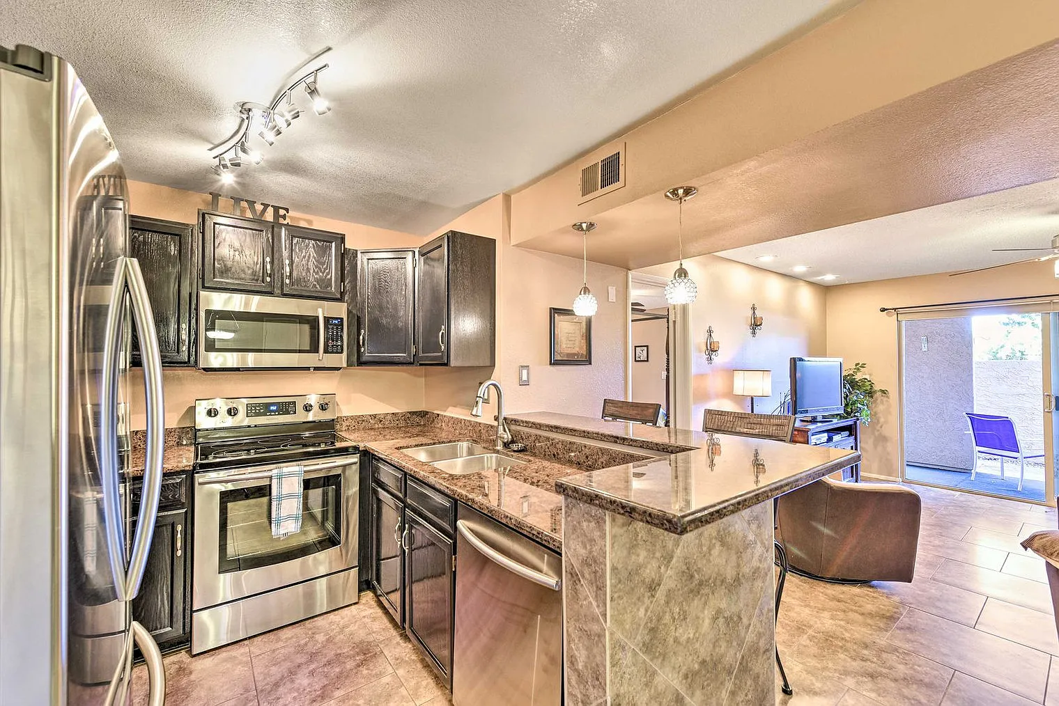 2 bed, 2.0 bath, 1097 sqft, $2,091 — Photo 4