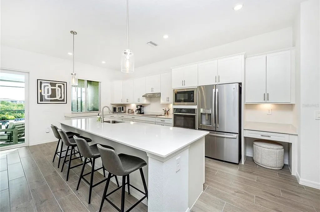 3 bed, 2.0 bath, 2061 sqft, $6,000 — Photo 4