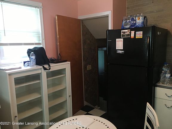 3rd image of 325 Winifred Ave
