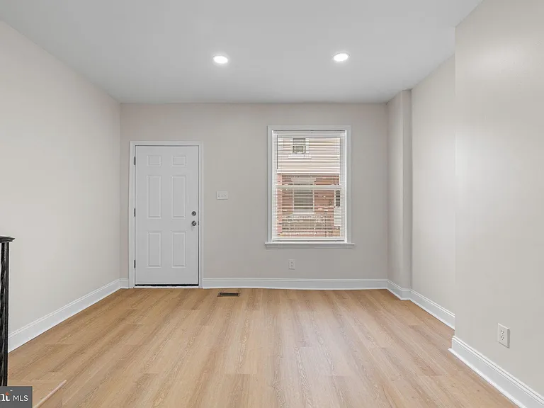2151 E Stella St — Photo 8