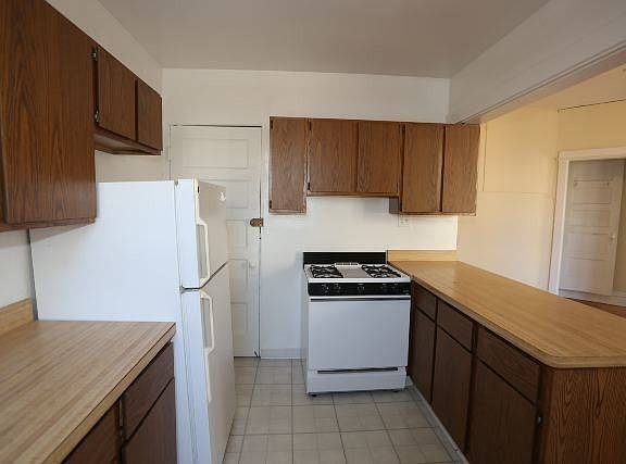 3rd image of 432 W Belden Ave #D60