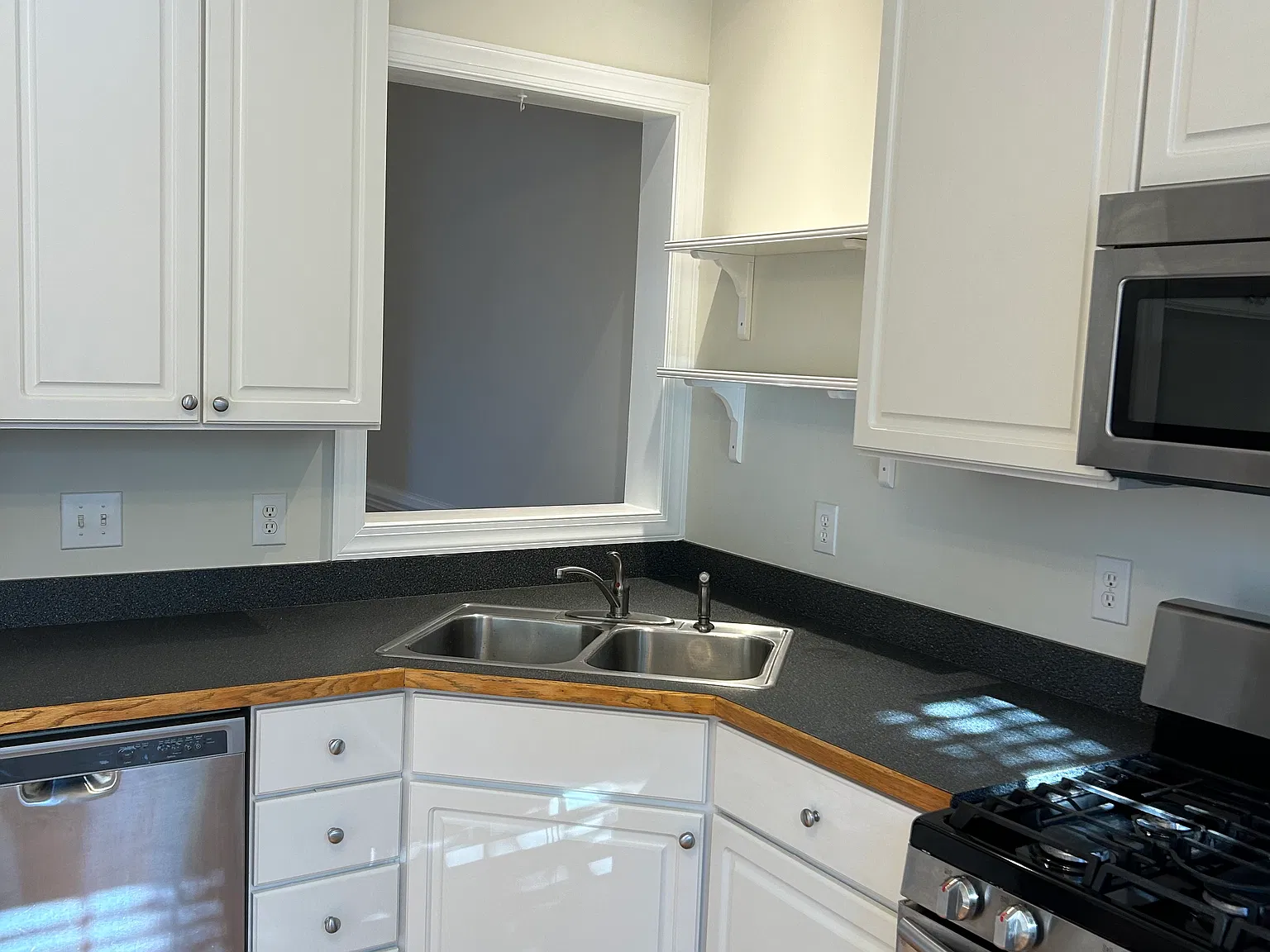 3 bed, 2.5 bath, 1900 sqft, $3,700 — Photo 3