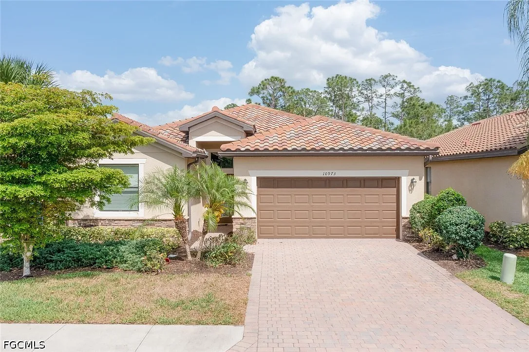 4 bed, 3.0 bath, 2032 sqft, $2,950 — Photo 1