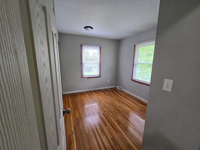 913 Hillside Dr — Photo 3