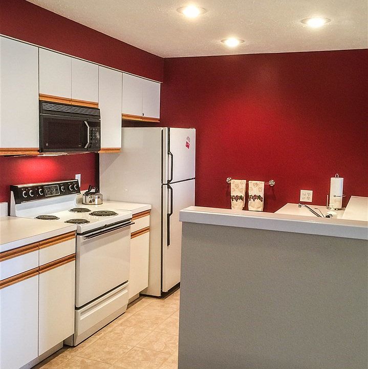 Spacious, tiled kitchen