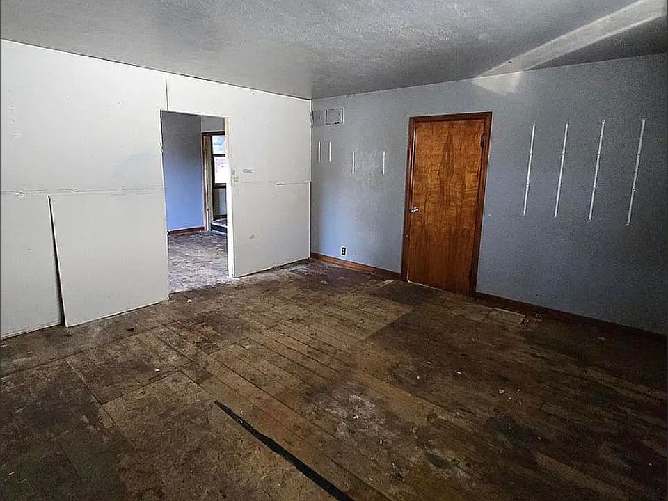 2nd image of 223 W Locust St