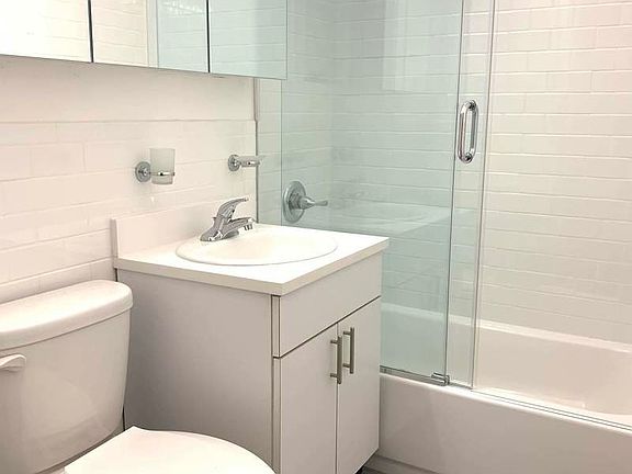4th image of 225 W 22nd St #6X