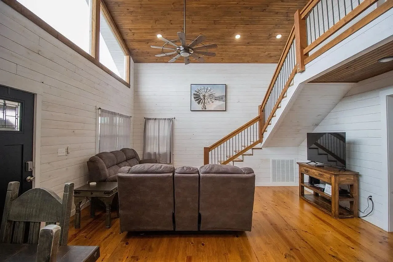 4 bed, 2.0 bath, 1345 sqft, $5,562 — Photo 2