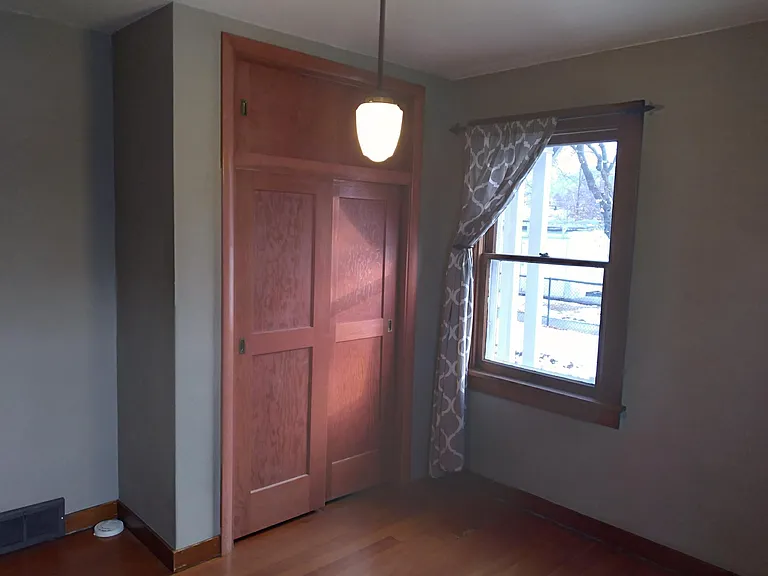 946 S 5th St W — Photo 3