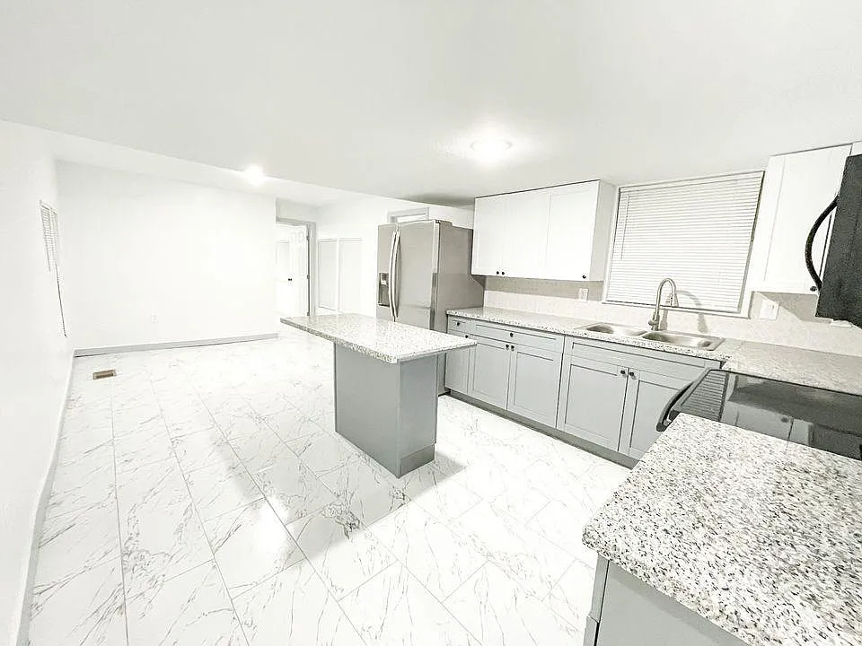 3 bed, $2,000 — Photo 1
