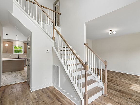 4th image of 173 Grove Ln S