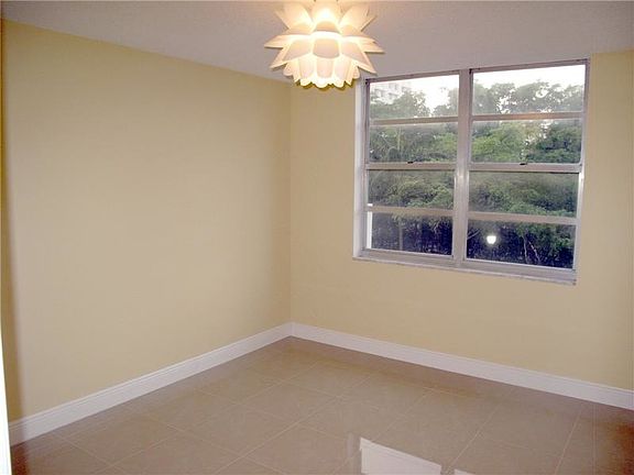 5th image of 2780 NE 183rd St APT 309