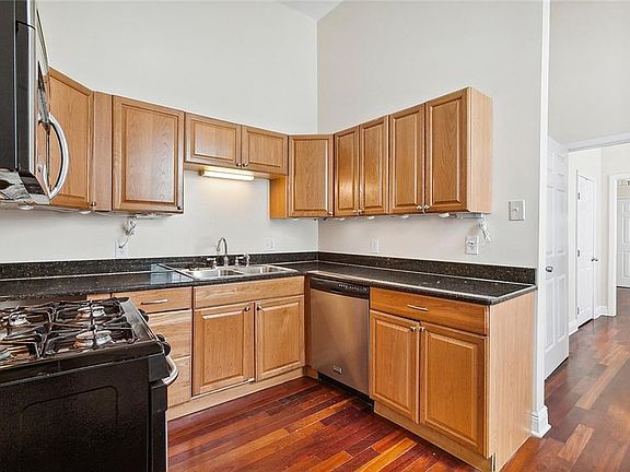 4th image of 216-18 N Clark St