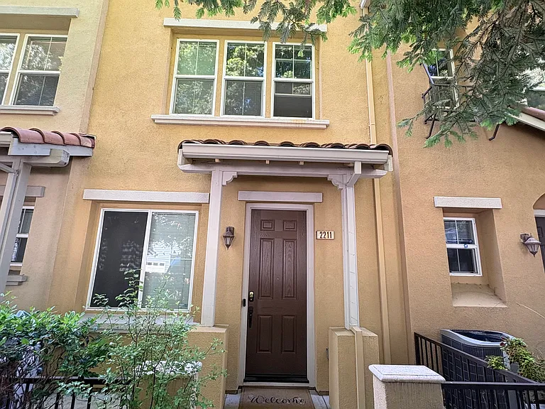 2211 Beech Cir — Photo 1