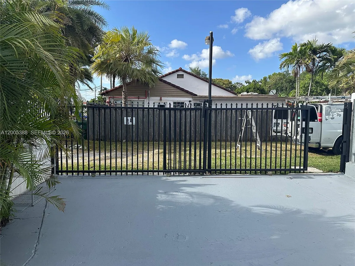 Building Photo - 1765 SW 21st St #3