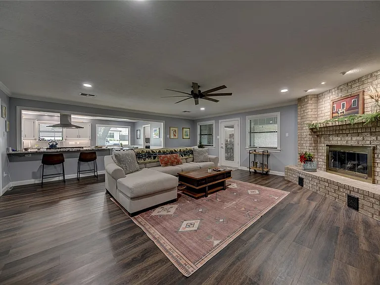 1600 Pecan St — Photo 6