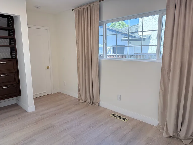 726 W 9th St — Photo 14