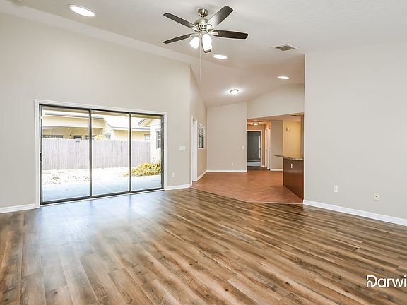 5th image of 405 Center St