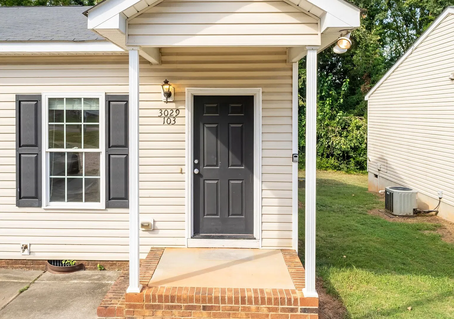 Nice 1 bed/1 bath duplex minutes from downtown Raleigh — Photo 4