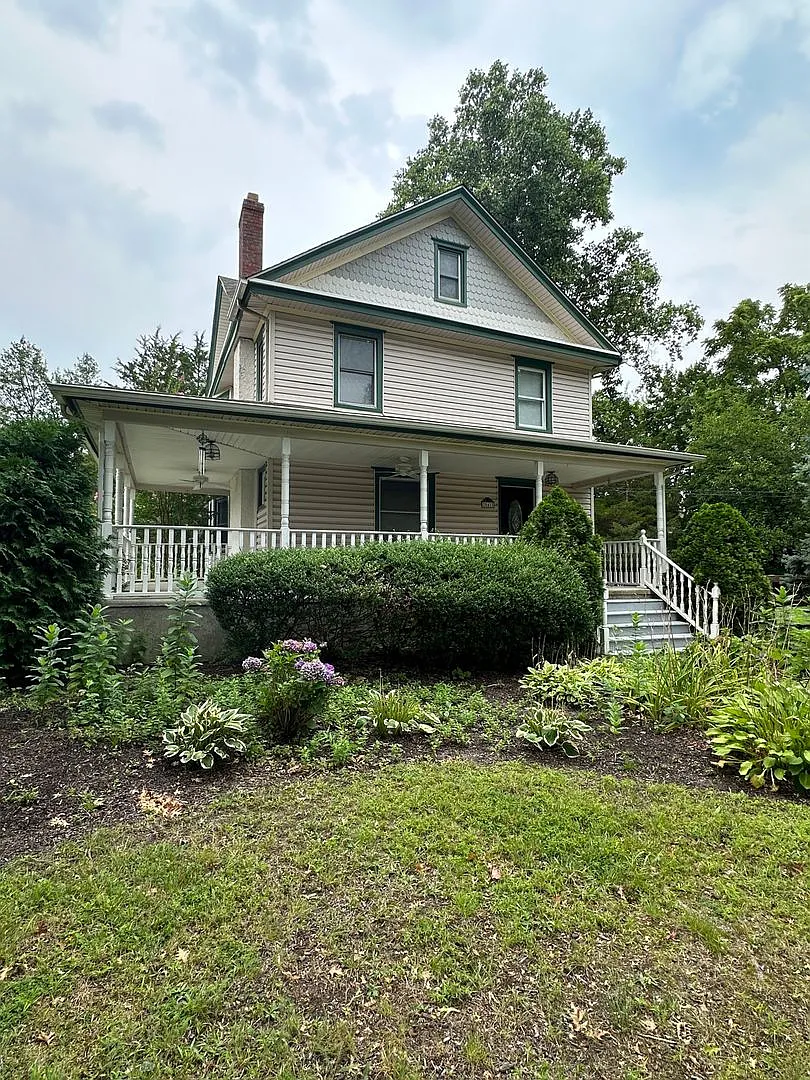 Well maintained 4 bedroom 2 bathroom home — Photo 1