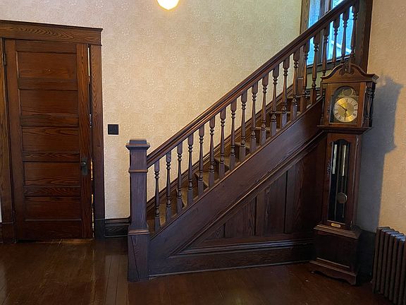 5th image of 126 Main St