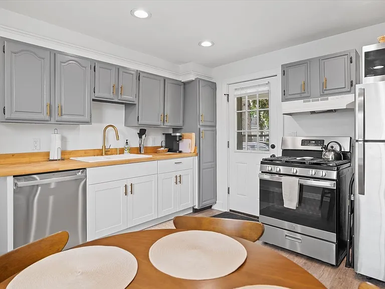 125 Circular St #B — Photo 7