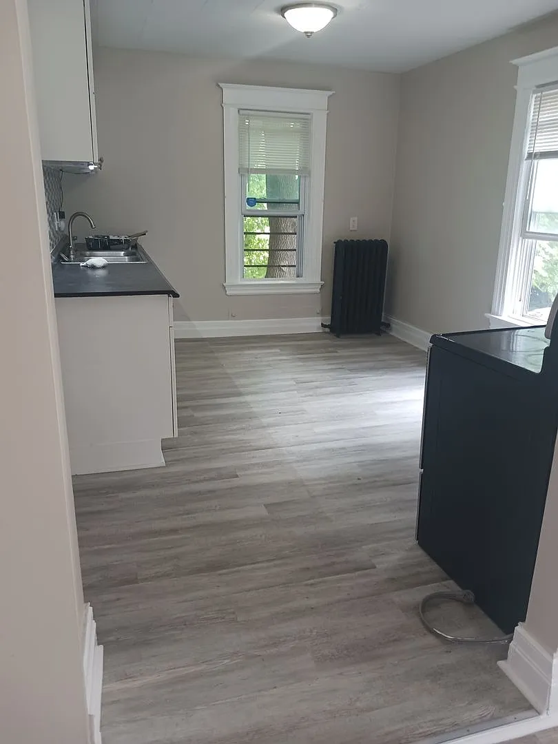 196 Laburnam Crescent — Photo 2