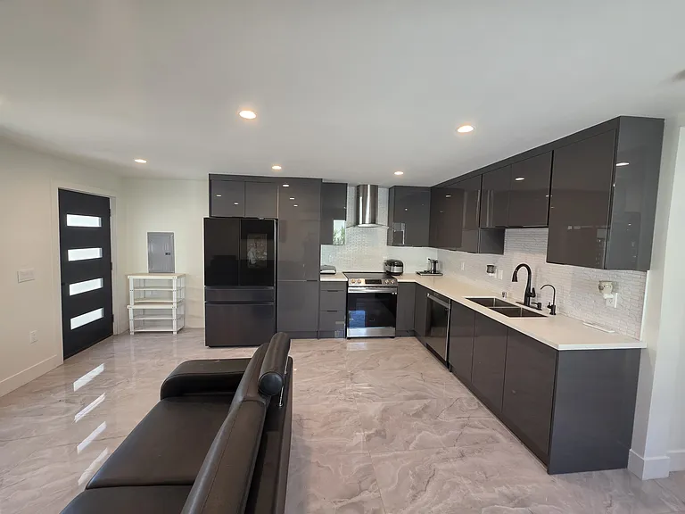 525 Stanford Rd — Photo 1