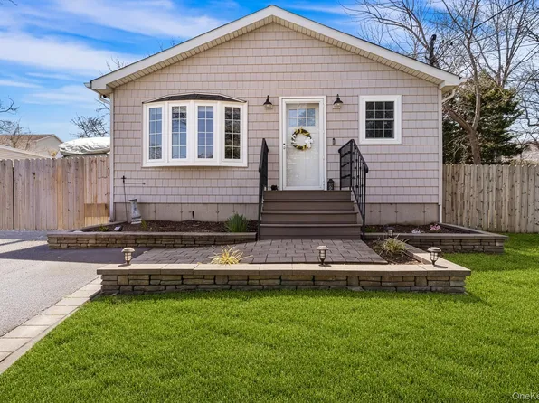 22 Beech Avenue, Farmingville, NY 11738