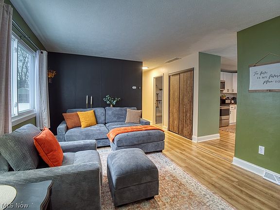 5th image of 725 Shakespeare Dr