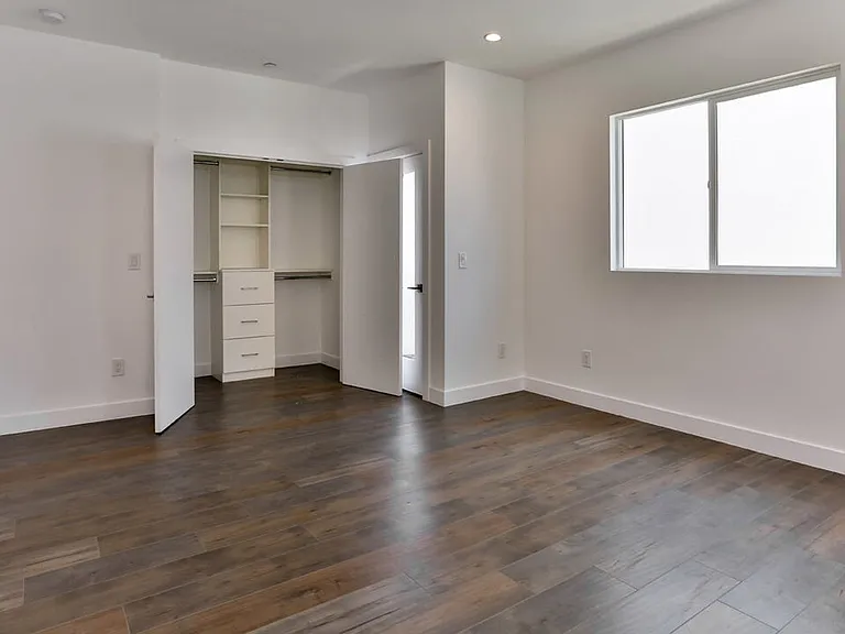 3946 S Budlong Ave #1/2 — Photo 29