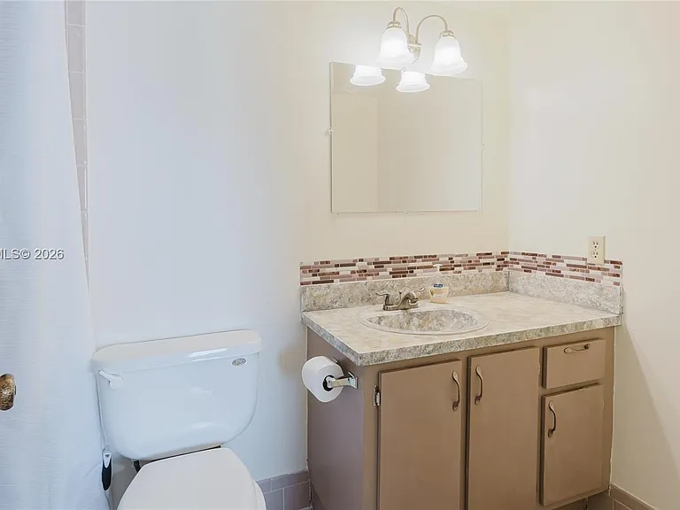 424 SE 10th St #204 — Photo 45
