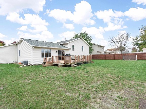5th image of 582 Rivendell Dr