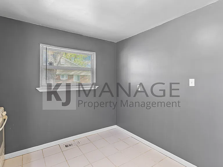 28203 Sutherland St — Photo 8