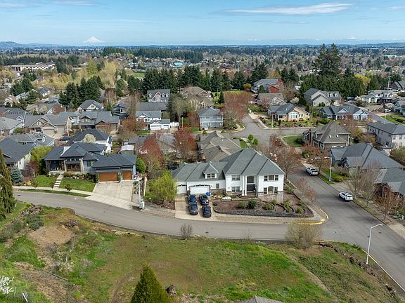 3rd image of 2683 NW Mount Hood Dr