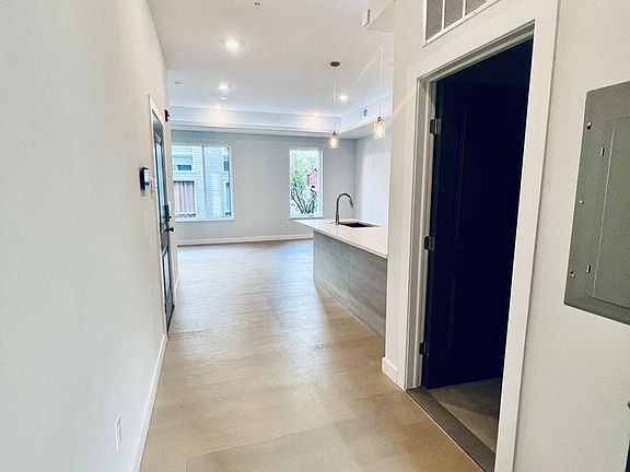 5th image of 1421 N Franklin St #3E