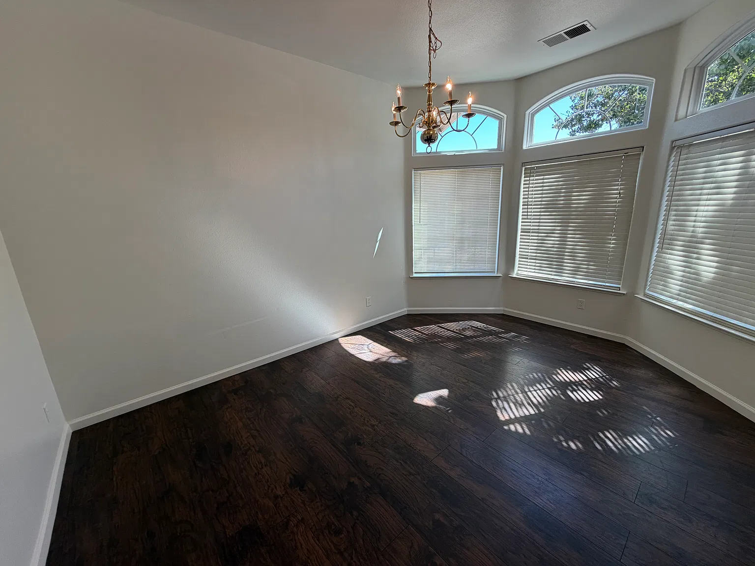 4 bed, 2.0 bath, 2354 sqft, $2,350 — Photo 4