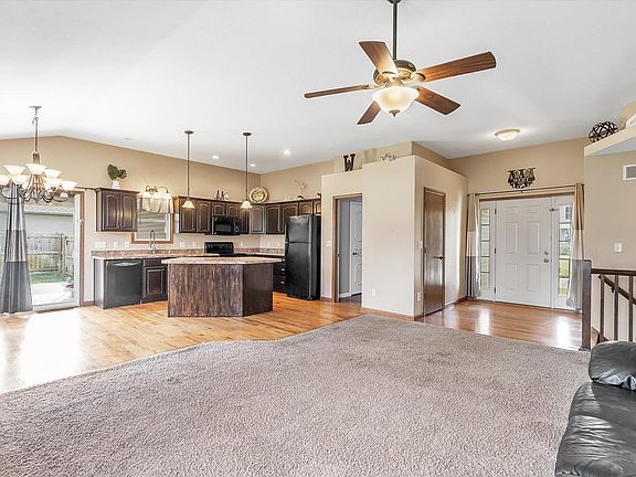 4th image of 19075 Drew Ln