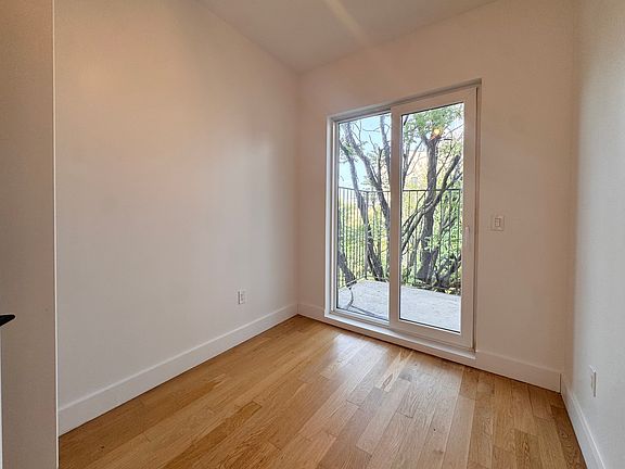 4th image of 986 Bedford Ave #4R